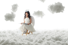 坐在梯子上看书的小天使