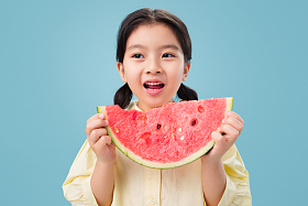 可爱的小女孩吃西瓜