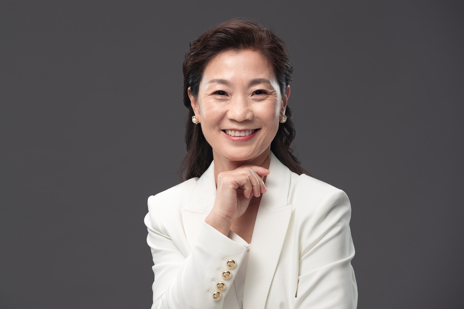 手触碰脖子的成熟商务女士 手触碰脖子的成熟商务女士