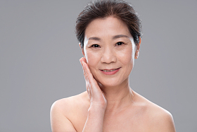 用手触摸脸颊的中年女人图片