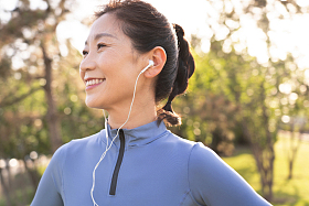 中年女子在户外健身图片