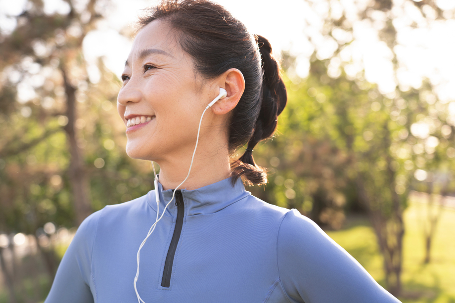 中年女子在户外健身图片 中年女子在户外健身图片