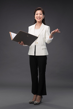 拿着文件夹做出邀请手势的成熟商务女士