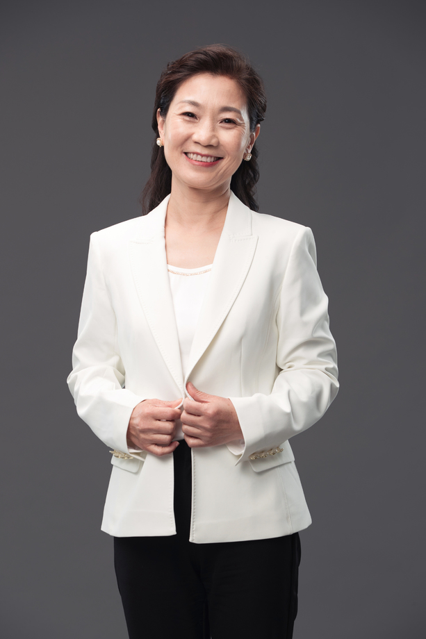 准备系扣子的成熟商务女士 准备系扣子的成熟商务女士