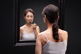 对着镜子化妆的中年女人图片