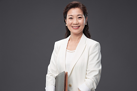 拿着文件夹的成熟商务女士图片