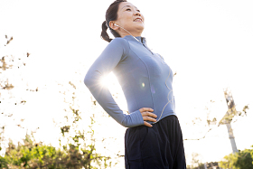 中年女子在户外健身图片