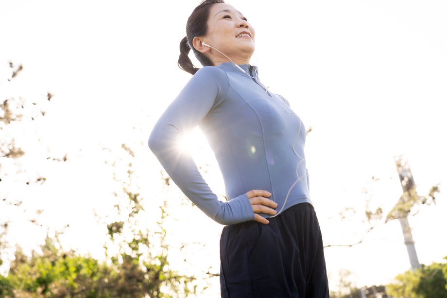中年女子在户外健身图片
