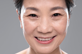 中年女人妆面特写图片