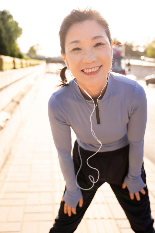 中年女子在户外健身 中年女子在户外健身