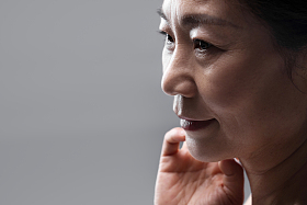 中年女性侧脸特写图片