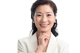 手托下巴的成熟商务女士照片