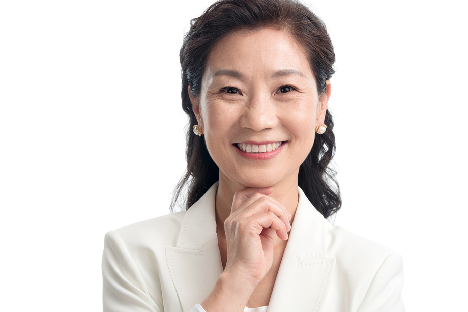 手托下巴的成熟商务女士照片