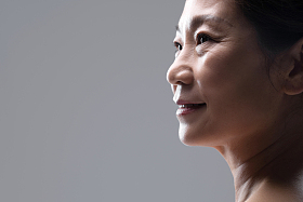 中年女性侧脸特写图片