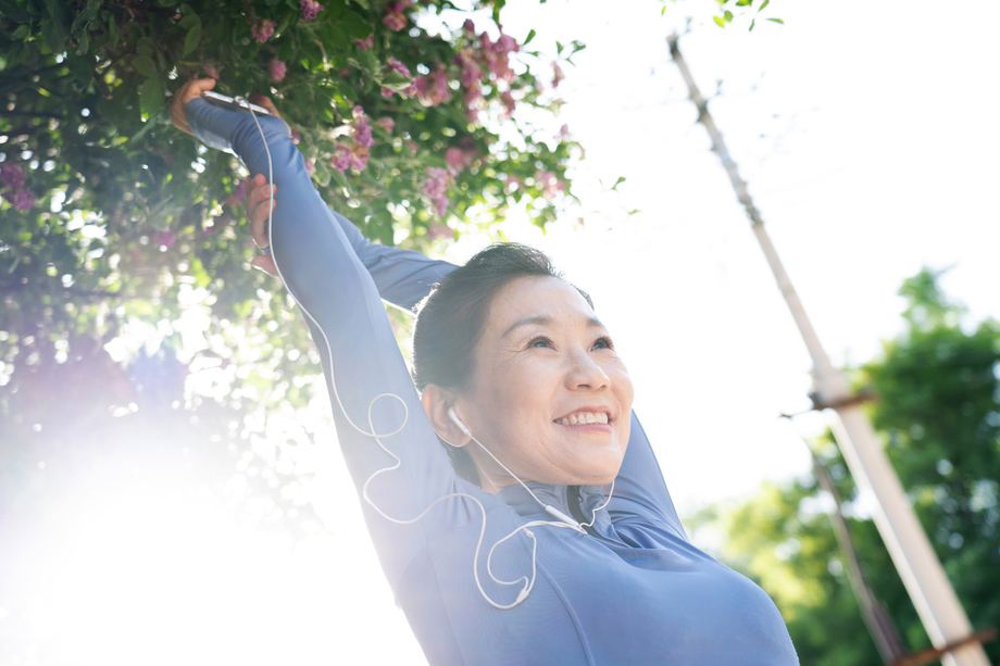 中年女子在户外健身 中年女子在户外健身