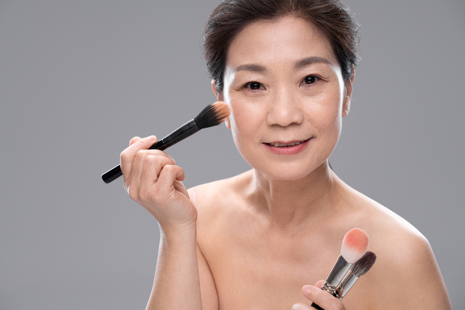 拿着化妆刷的中年女人图片 拿着化妆刷的中年女人图片