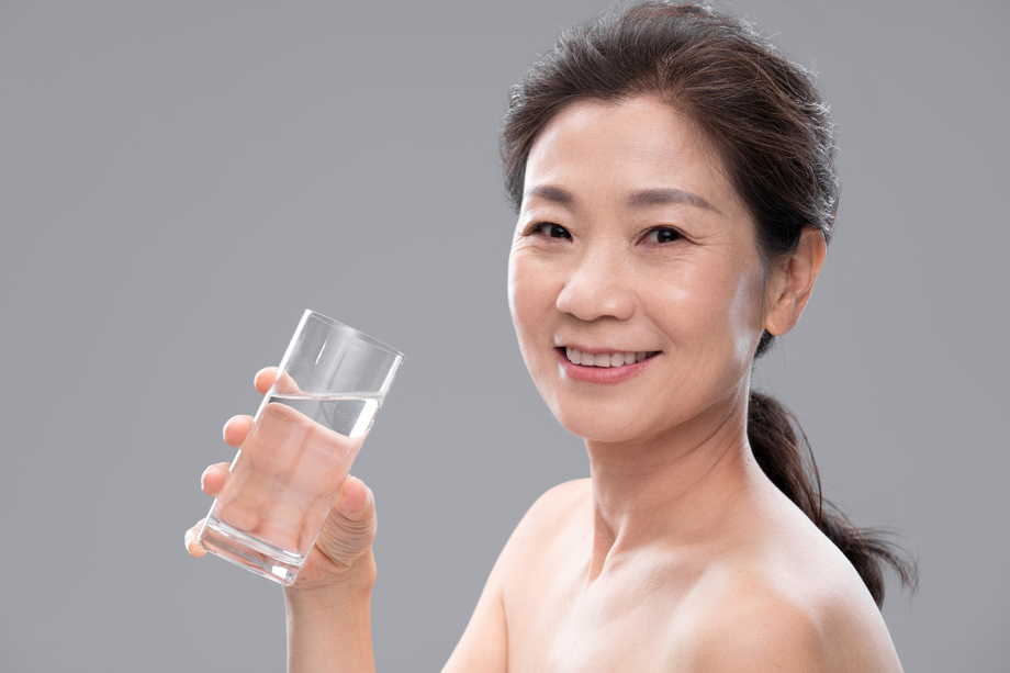 中年女人喝水 中年女人喝水