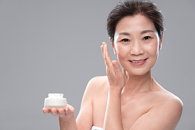 中年女人使用护肤