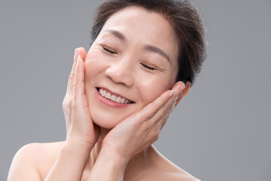 双手托下巴享受的中年女人图片 双手托下巴享受的中年女人图片