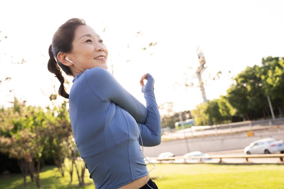 中年女子在户外健身