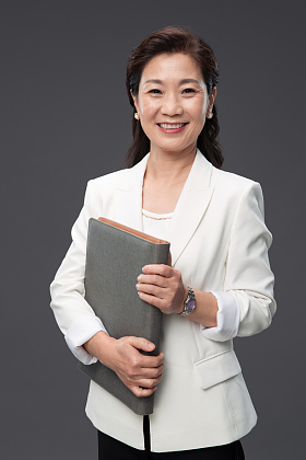 抱着文件夹的成熟商务女士照片