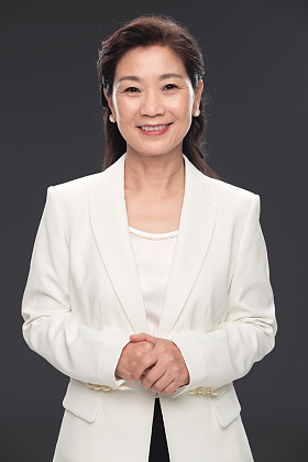 优雅的成熟商务女士图片