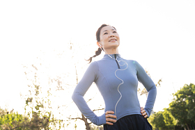 中年女子在户外健身