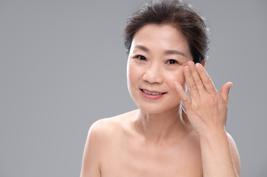 用手触摸眼角的中年女人图片 用手触摸眼角的中年女人图片