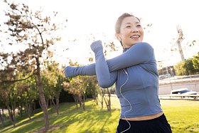 中年女子在户外健身