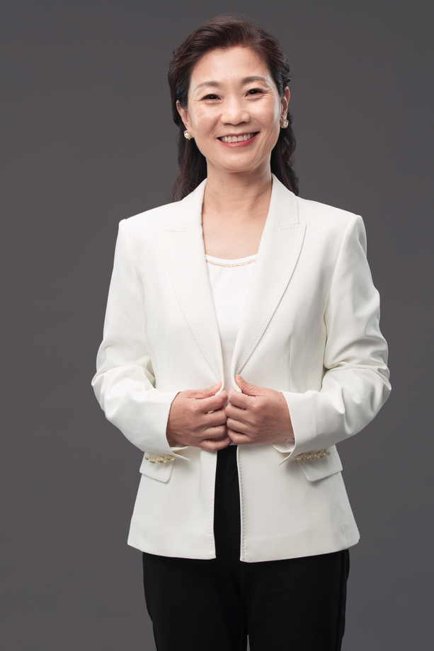 准备系扣子的成熟商务女士图片 准备系扣子的成熟商务女士图片