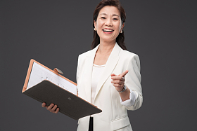 拿着户型图册的成熟商务女士