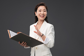 拿着户型图册的成熟商务女士照片