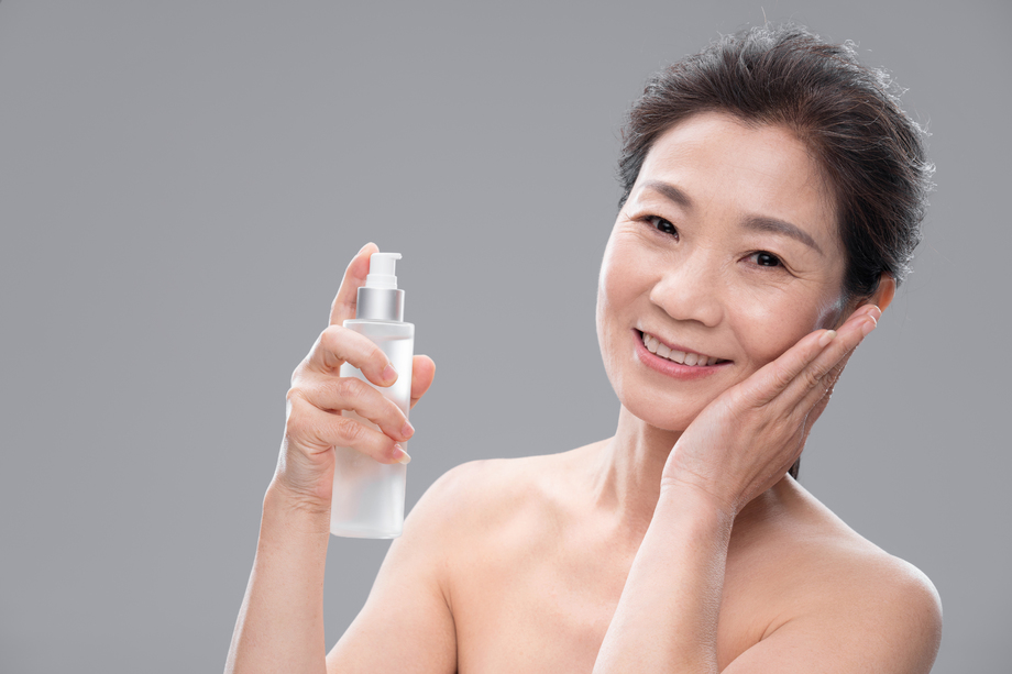 中年女人使用爽肤水图片 中年女人使用爽肤水图片