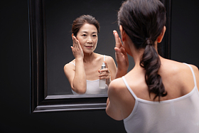 中年女人做面部护理