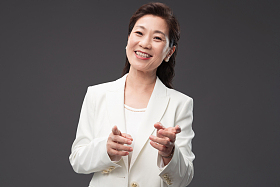 做手势的成熟商务女士