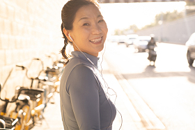 中年女子在户外健身