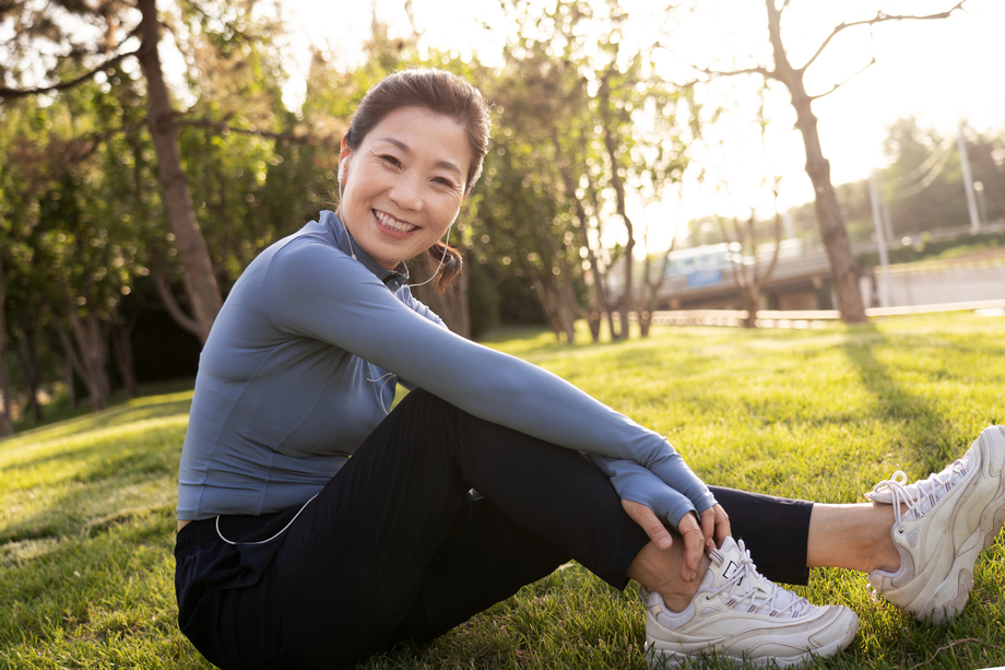 中年女子在坐在草地上图片 中年女子在坐在草地上图片
