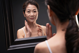 中年女人做面部护理