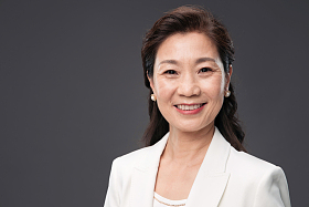 自信的商务中老年女士照片