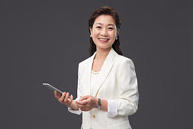 拿着手机的商务女士图片