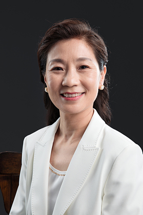 自信的商务中老年女士