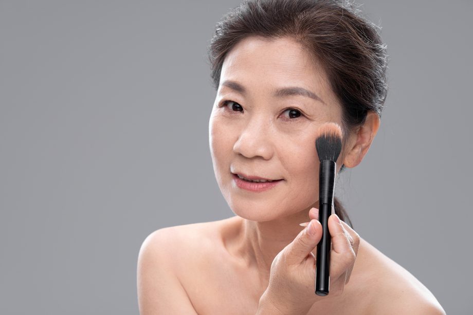 拿着化妆刷的中年女人图片 拿着化妆刷的中年女人图片