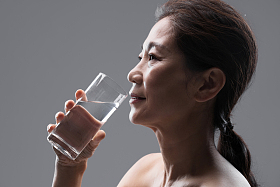 中年女人喝水照片