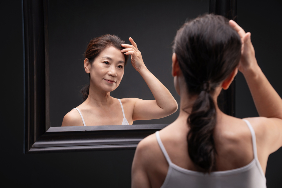 照镜子的中年女人图片 照镜子的中年女人图片