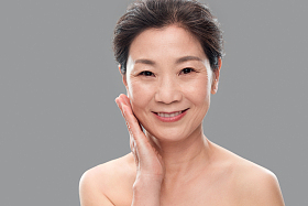 用手抚摸脸颊的中年女人