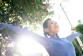 中年女子在户外健身照片