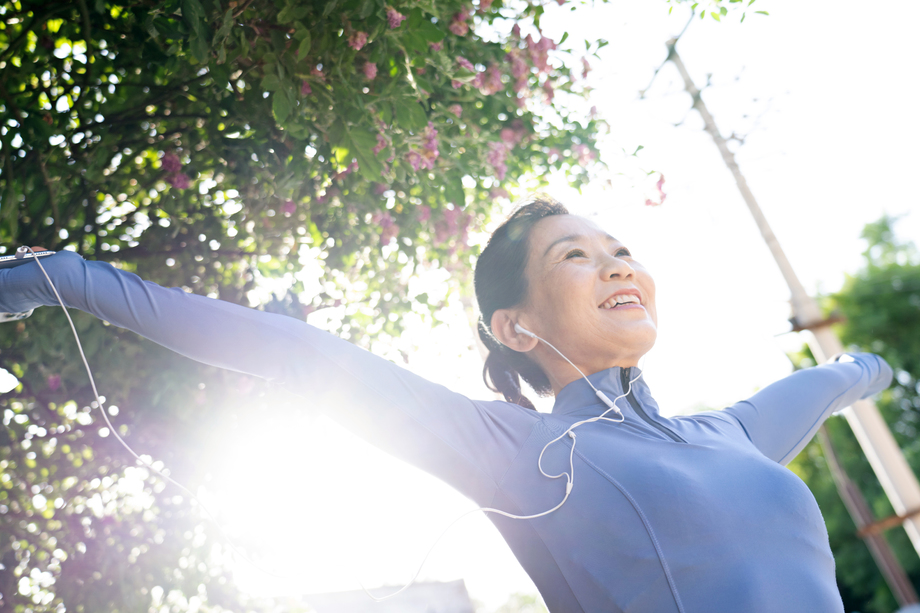 中年女子在户外健身照片 中年女子在户外健身照片