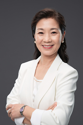 优雅的成熟商务女士图片