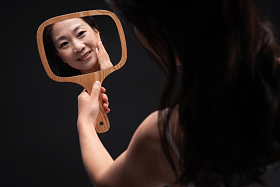 照镜子的中年女人