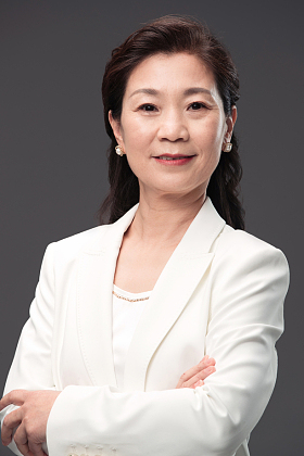 优雅的成熟商务女士照片